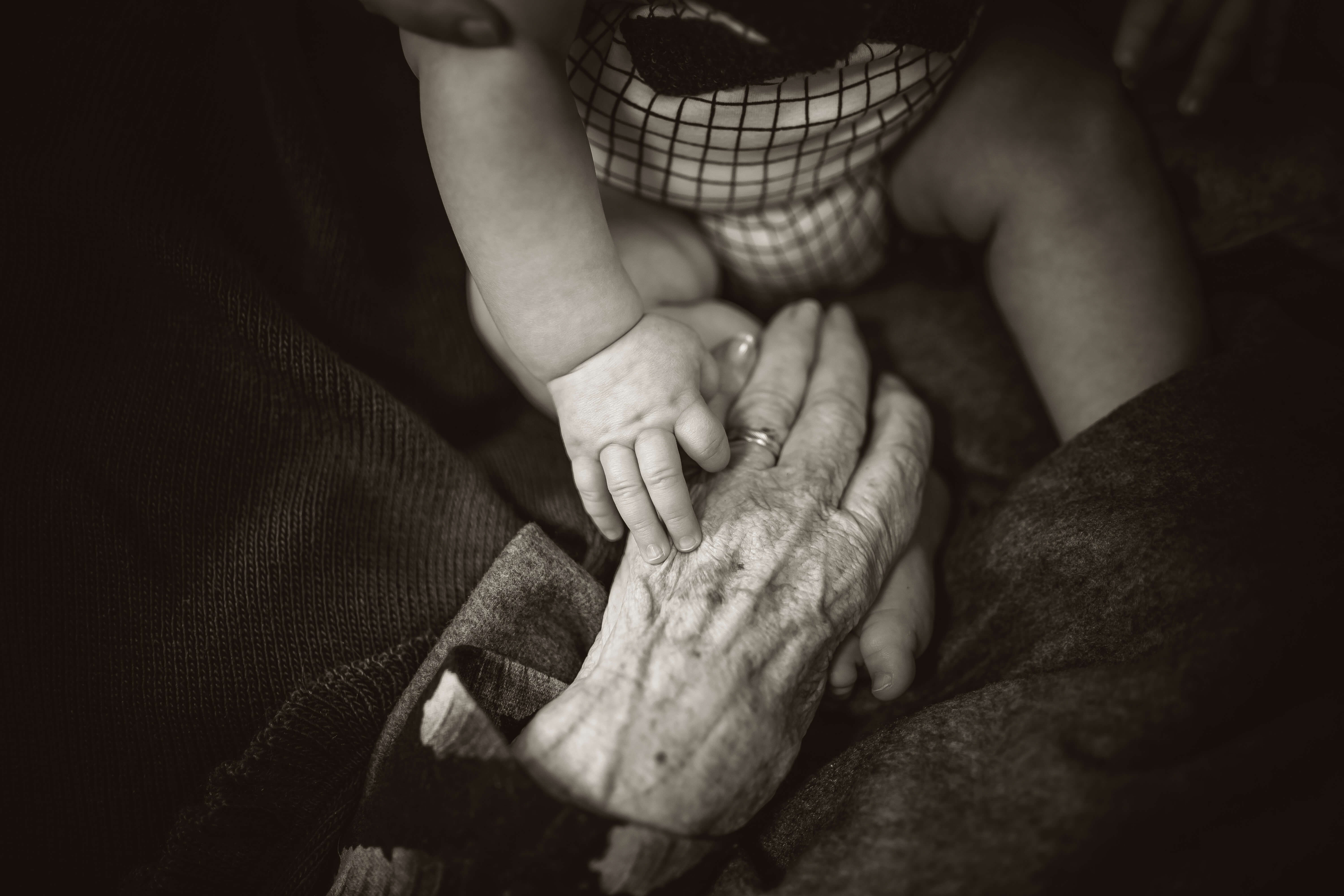 外婆握緊寶寶的手